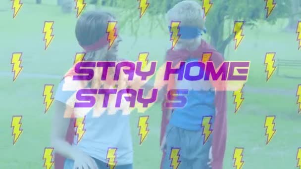 Animation Des Textes Stay Home Stay Safe Über Einer Kaukasischen — Stockvideo