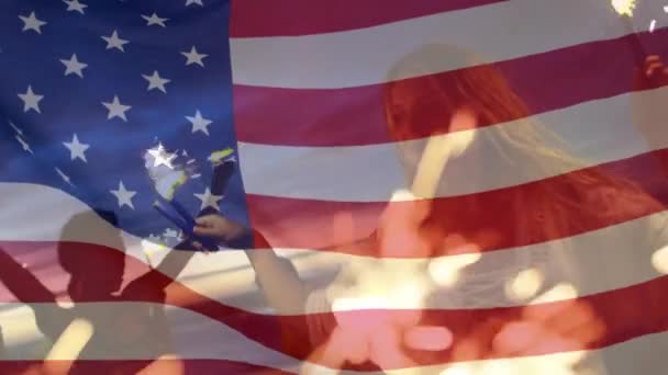 Animatie Van Amerikaanse Vlag Zwaaiend Multi Etnische Groep Vrienden Met — Stockvideo