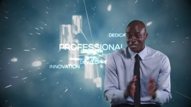 Афроамериканець Сидить Розмовляє Над Мотиваційними Словами Глобальна Економіка Технологічна Концепція — стокове відео