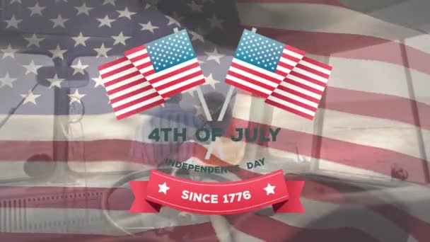 車の窓を通して見られる白人のカップルを包含する独立記念日のテキストを振っている米国の国旗のアニメーション 米国の国旗と休日のコンセプトデジタル組成物 — ストック動画