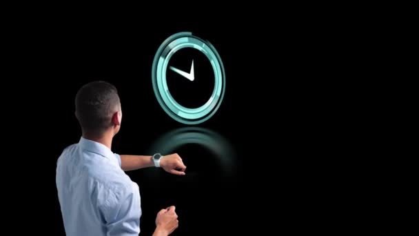 時計の針を見ている白人男性のアニメーション 世界経済と技術の概念デジタル複合体 — ストック動画