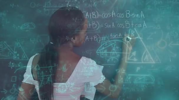 黒板に書く混合レース女子学生の数式と式のアニメーション — ストック動画