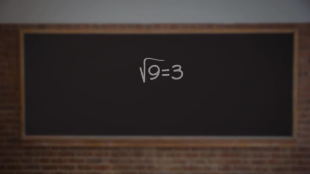 数学方程和公式的动画漂浮在黑板上 科学和研究概念数字生成的图像 — 图库视频影像
