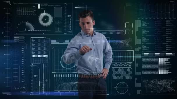 Animación Del Hombre Caucásico Utilizando Pantalla Sobre Datos Estadísticas Concepto — Vídeo de stock