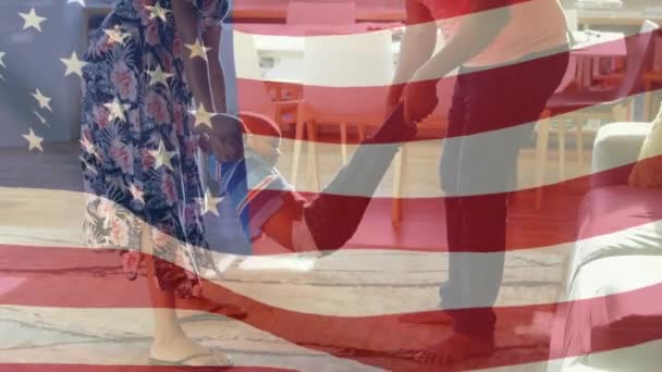 Анимация Американского Флага Размахивающего Над Афроамериканской Парой Играющей Своим Сыном — стоковое видео