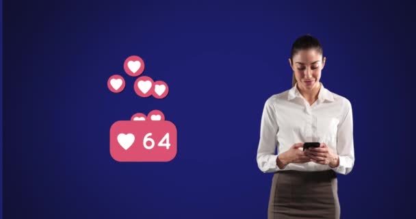 Animación Mujer Caucásica Usando Teléfono Inteligente Sobre Emojis Corazón Flotando — Vídeos de Stock