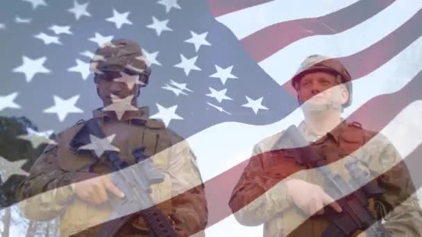 Animatie Van Amerikaanse Vlag Wapperend Blanke Gemengde Ras Soldaten Lopen — Stockvideo