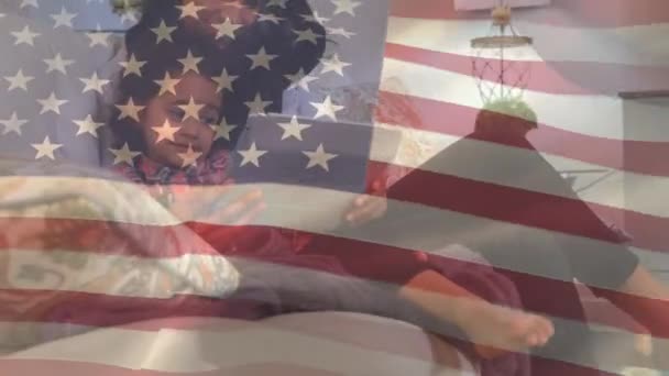 Animatie Van Amerikaanse Vlag Zwaaien Gemengde Ras Vrouw Haar Dochter — Stockvideo