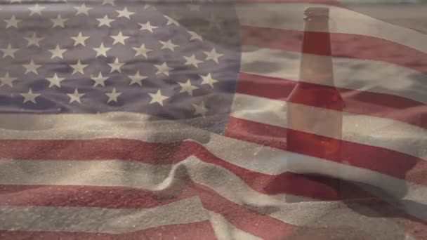 砂の中に立っているガラス瓶に手を振っているアメリカ国旗のアニメーション 米国の国旗と休日のコンセプトデジタル組成物 — ストック動画