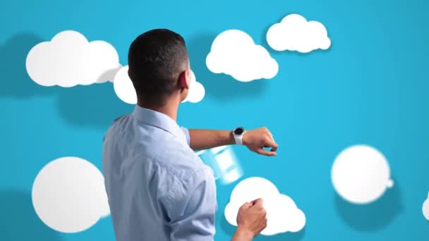 Animatie Van Blanke Man Met Behulp Van Smartwatch Wolken Zweven — Stockvideo