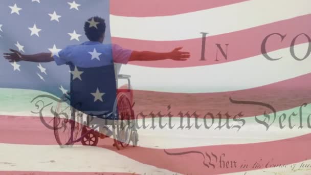 美国国旗的动画与美国宪法文本滚动混合种族的人 坐在轮椅上的海滩上 美利坚合众国国旗和假日概念数字构图 — 图库视频影像