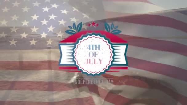Анимация Флага Сша Размахивающего Текстом Дня Независимости Над Автомобилем Стоящим — стоковое видео