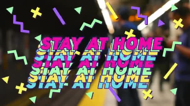 Animacja Kolorowego Tekstu Zostań Domu Nad Ludźmi Czekającymi Pociąg Metra — Wideo stockowe
