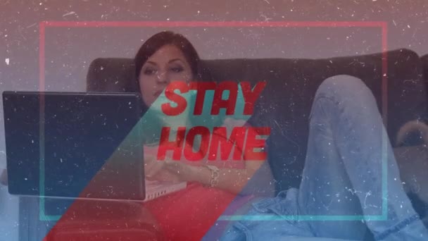 Animación Palabras Stay Home Marco Mujer Caucásica Utilizando Ordenador Portátil — Vídeo de stock