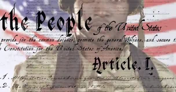 用美国宪法文本在身穿军服的非裔美国士兵身上翻动美国国旗的动画 — 图库视频影像