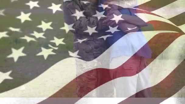 Animatie Van Amerikaanse Vlag Zwaaiend Blanke Soldaat Die Zijn Vriendin — Stockvideo