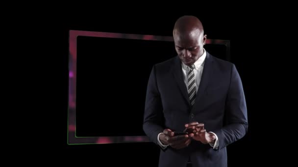 カラフルな液体形状とフレーム上のスマートフォンを使用してアフリカ系アメリカ人の男性のアニメーション 世界経済と技術の概念デジタル複合体 — ストック動画