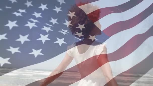 美国国旗飘扬在沙滩上跳舞的混血女子身上的动画 美利坚合众国国旗和假日概念数字构图 — 图库视频影像