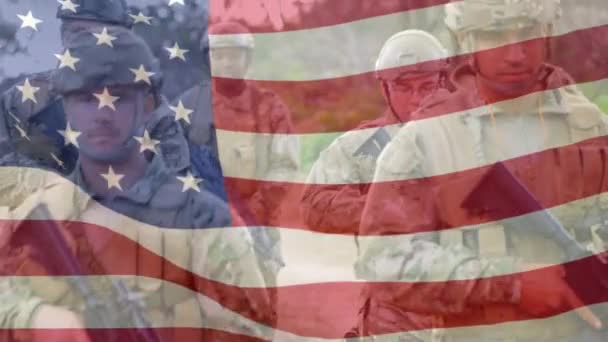 多民族の兵士が銃を持ち歩いている姿をアメリカ国旗のアニメーションで表現している 米国の国旗と休日のコンセプトデジタル組成物 — ストック動画