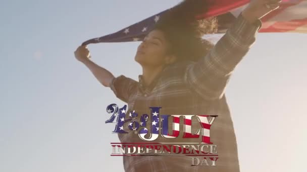 アメリカ国旗を掲揚する白人女性に対する独立記念日のテキストを振っているアメリカ国旗のアニメーション 米国の国旗と休日のコンセプトデジタル組成物 — ストック動画