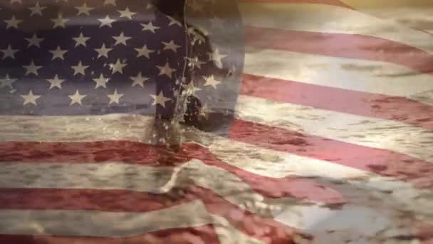 Animace Americké Vlajky Vlnící Nad Člověkem Kráčejícím Pláži Moři — Stock video
