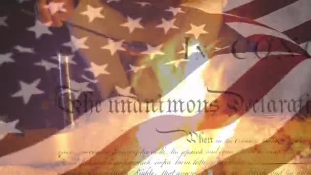 米軍と手を振るアメリカ国旗のアニメーション憲法のテキストは キャンプファイヤーの上にマシュマロをトースト白人男性を転がす — ストック動画