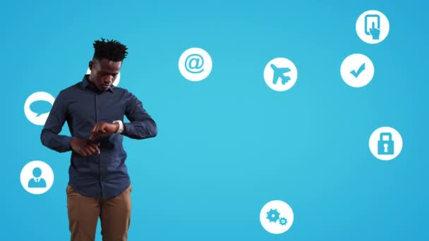 Animación Del Hombre Afroamericano Usando Smartwatch Sobre Iconos Sociales Sobre — Vídeos de Stock
