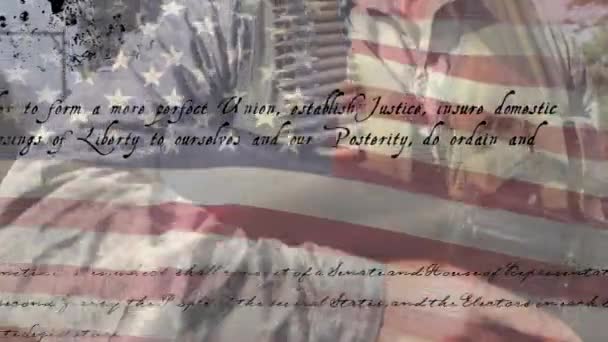 Animace Americké Vlajky Textem Americké Ústavy Převalujícím Přes Bělošského Vojáka — Stock video