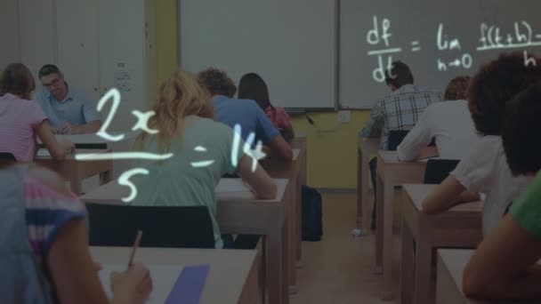 Animacja Równań Wzorów Matematycznych Unoszących Się Nad Wieloetniczną Grupą Studentów — Wideo stockowe