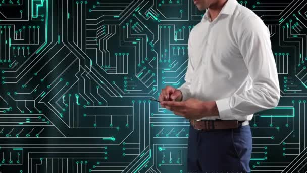 Animation d'un homme caucasien utilisant un smartphone sur des connexions de microprocesseur. Économie mondiale et technologie concept numérique composite