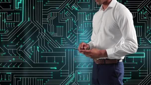 Animatie Van Blanke Man Met Behulp Van Smartphone Microprocessor Verbindingen — Stockvideo