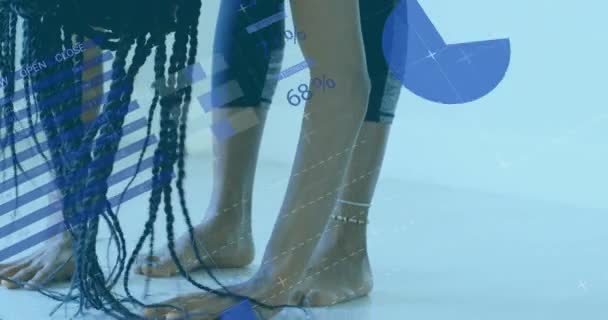 Animation de données, graphiques et statistiques sur l'étirement des femmes métisses. Coronavirus pandémique de santé publique Covid 19 distanciation sociale et isolement personnel en quarantaine concept de confinement 