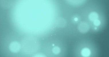 Yeşil arka planda hipnotik hareketle hareket eden parlayan yeşil ışık noktalarının animasyonu. Işık ve hareket kavramı dijital olarak oluşturuldu.