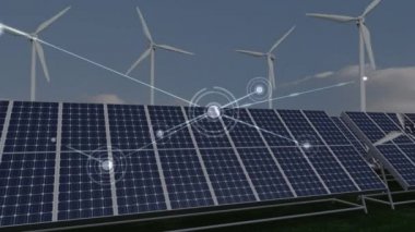 Arka planda güneş panelleri ve dönen rüzgar türbinleriyle ağ bağlantılarının animasyonu. Yeşil enerji sürdürülebilir geliştirme kavramı dijital bileşik.