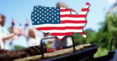 Bir grup insanın barbekü yapması üzerine ABD bayrağının 4 Temmuz kutlamaları metniyle yapılan bir animasyon. ABD bayrağı bağımsızlık günü konsepti dijital kompozisyon