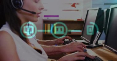 Teknolojik simgelerin animasyonu, bir ofiste çalışan, bilgisayar kullanan çok ırklı bir grup insan üzerinde. Dijital çevrimiçi güvenlik arayüzü kavramı dijital olarak oluşturuldu