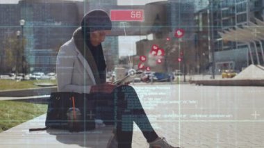 Duvarda oturmuş, veri işleme üzerinde tablet kullanan melez bir kadının animasyonu, havada süzülen emojiler. Dijital çevrimiçi güvenlik arayüzü kavramı dijital olarak oluşturuldu