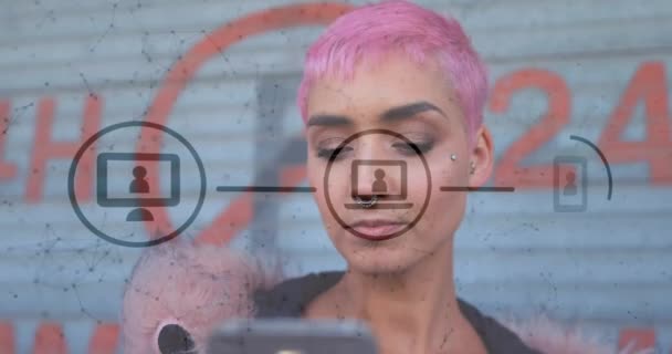 Animación Iconos Tecnológicos Sobre Mujer Caucásica Con Pelo Rosa Usando — Vídeos de Stock