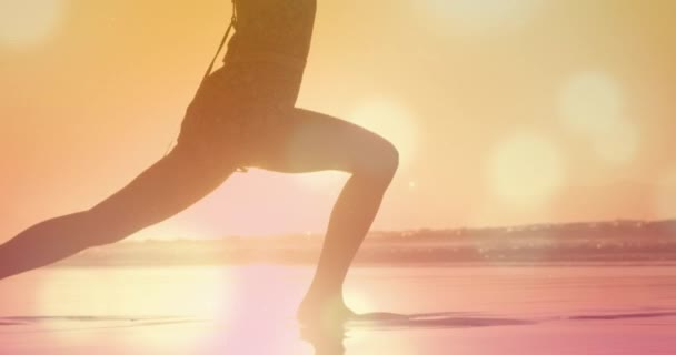 Animación Gloden Formas Flotando Sobre Una Mujer Caucásica Practicando Yoga — Vídeo de stock