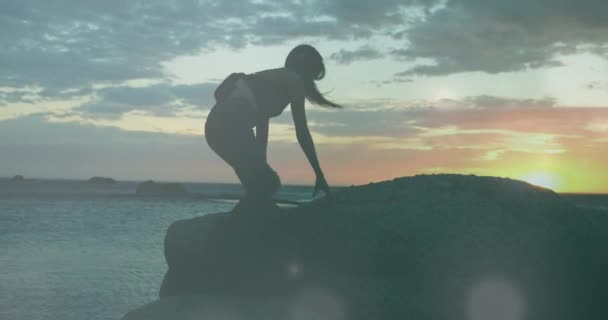 Animación Formas Azules Flotando Sobre Mujer Trepando Sobre Rocas Durante — Vídeos de Stock