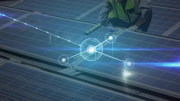 Animation Von Netzwerkverbindungen Mit Sonnenkollektoren Und Einem Ingenieur Grüner Energie — Stockvideo