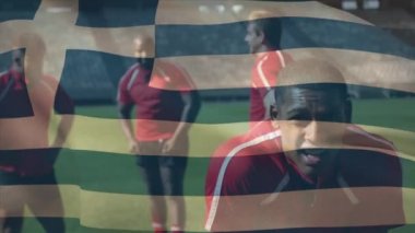 Dijital bir kompozisyonun üzerinde duran çok ırklı erkek ragbi takımının üzerinde Yunan bayrağının dalgalanması