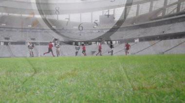 Rugby oynayan, koşan ve dijital kompozit kullanan iki çok ırklı rugby takımının üzerine düşen bir saatin animasyonu