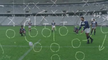 Taktik ve oyun planının animasyonu arka plandaki dijital kompozitte erkek rugby oyuncusunun takım arkadaşlarıyla topa vurması üzerine.