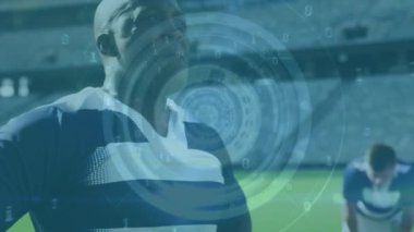 Çok ırklı erkek rugby oyuncularının dijital kompozisyonu dinlendirici üzerinde yüzen sayı ve dairelerin animasyonu