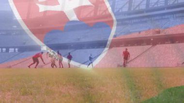 İki çok ırklı ragbi takımının üzerinde dalgalanan Slovakya bayrağının animasyonu. Rugby oynuyorlar, koşuyorlar ve dijital kompozitleri itiyorlar.