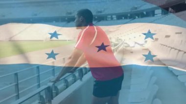 Boş bir stadyum dijital kompozisyonunda duran Afro-Amerikan adamın üzerinde sallanan Honduras bayrağının animasyonu
