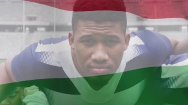 Macar bayrağının çok ırklı rugby takımının üzerinde dalgalanması kollarını takım arkadaşlarına dayayıp dijital bir fotoğraf çekmesi.