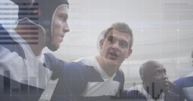 Grafiklerin, verilerin ve istatistiklerin animasyonu, çok ırklı erkek rugby takımı bir araya toplanmış dijital kompozisyonda duruyor.