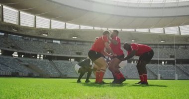 Rugby oynayan, koşan ve dijital kompozit kullanan iki çok ırklı rugby takımının fotoğraflarını çeken kamera animasyonu